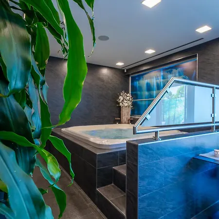 U Ledu Hotell 3*